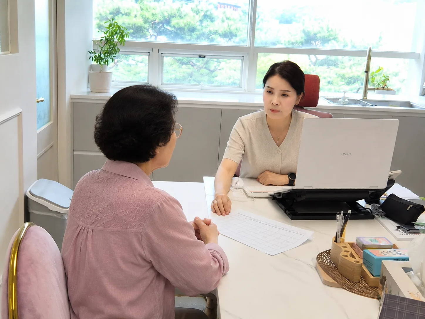 여성·노인 대상 개인 상담 장면